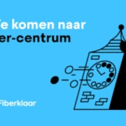 Afbeelding met een tekening van de Zimmertoren en de tekst: We komen naar Lier-centrum. Fiberklaar.