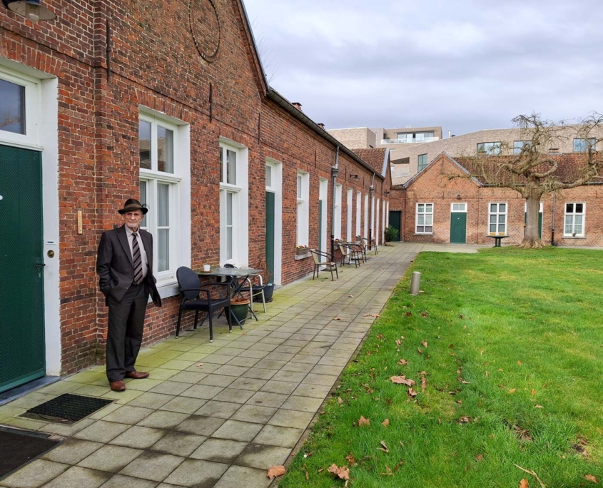 Foto van Paul Schoeters voor de woningen van het Godshuis.