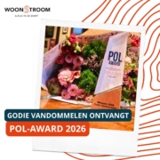 Foto van het beeldje van de POL-award en een ruiker bloemen