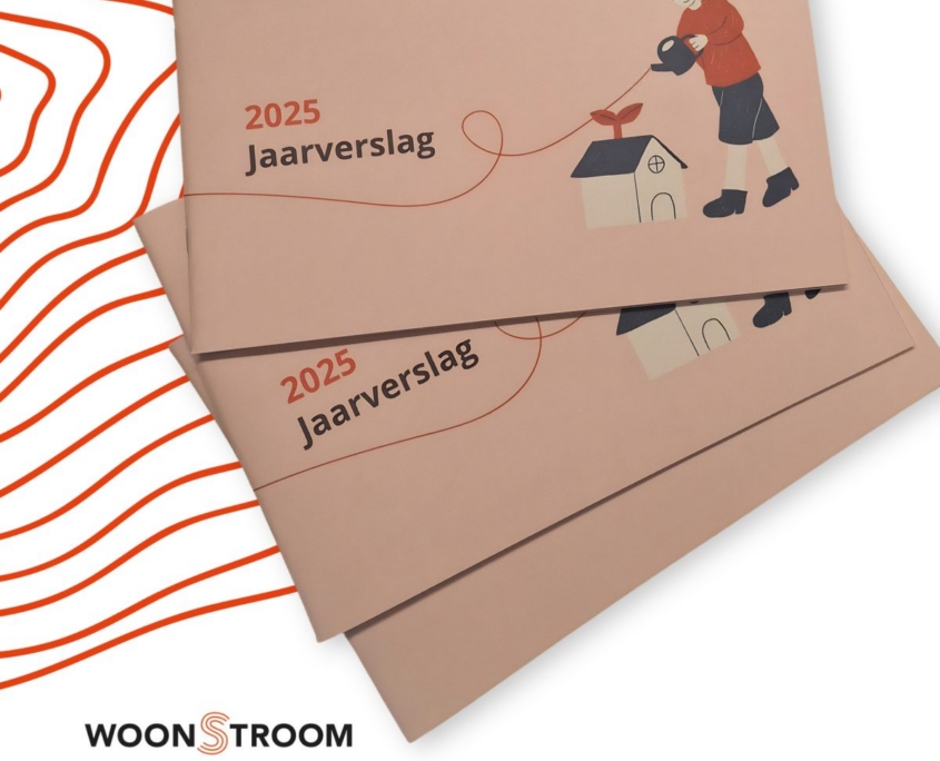 foto van een stapel met drie jaarverslagen